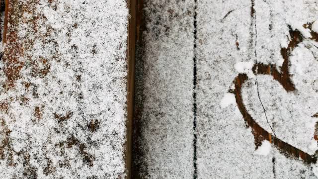 画在雪村台阶上的心视频素材