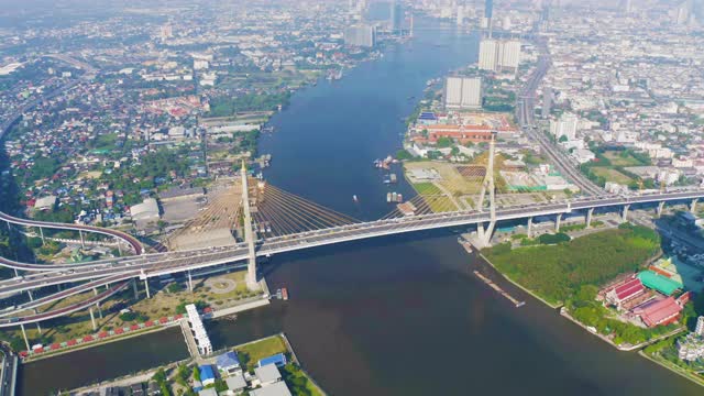 普密蓬大桥和湄南河在结构上的悬索式建筑概念，城市城市，曼谷。日落时分的泰国市中心。视频素材