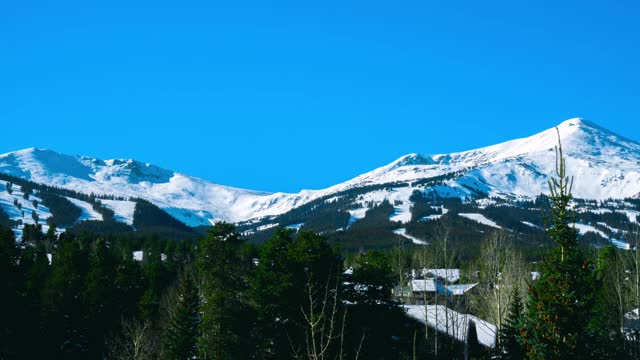 冬季落基山脉日落延时在滑雪胜地小镇布雷肯里奇，美国科罗拉多州视频素材