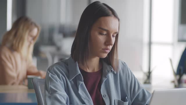 年轻快乐的女人在办公室对着照相机微笑视频素材