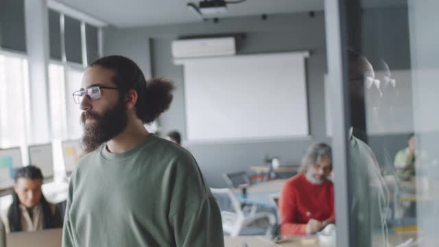 混血儿男办公室职员微笑着摆姿势拍照视频素材