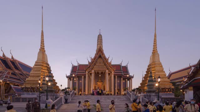 泰国曼谷翡翠佛寺金塔的时间流逝。佛寺和大皇宫在旧城，城市。佛教寺庙，泰国建筑。一个旅游景点视频素材