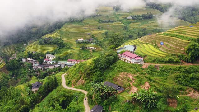 鸟瞰图雄伟的乡村村庄与水稻梯田在山区。视频素材