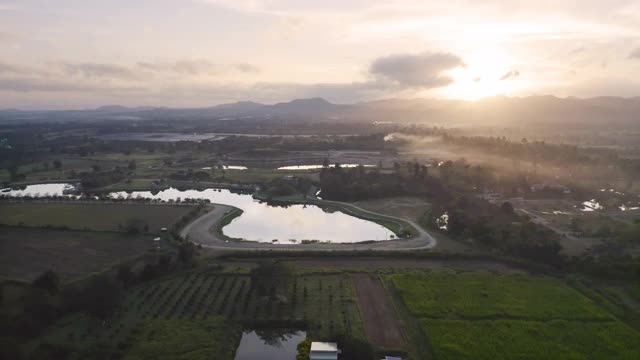 鸟瞰图的绿色山丘陵与湖泊或河流。泰国Nakhon Ratchasima Khao Yai的自然景观背景。视频素材