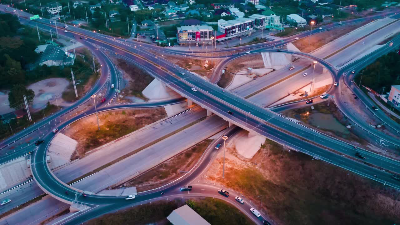 公路路口鸟瞰图和时间间隔摘要。在泰国清迈的十字路口，夜路环线。视频素材