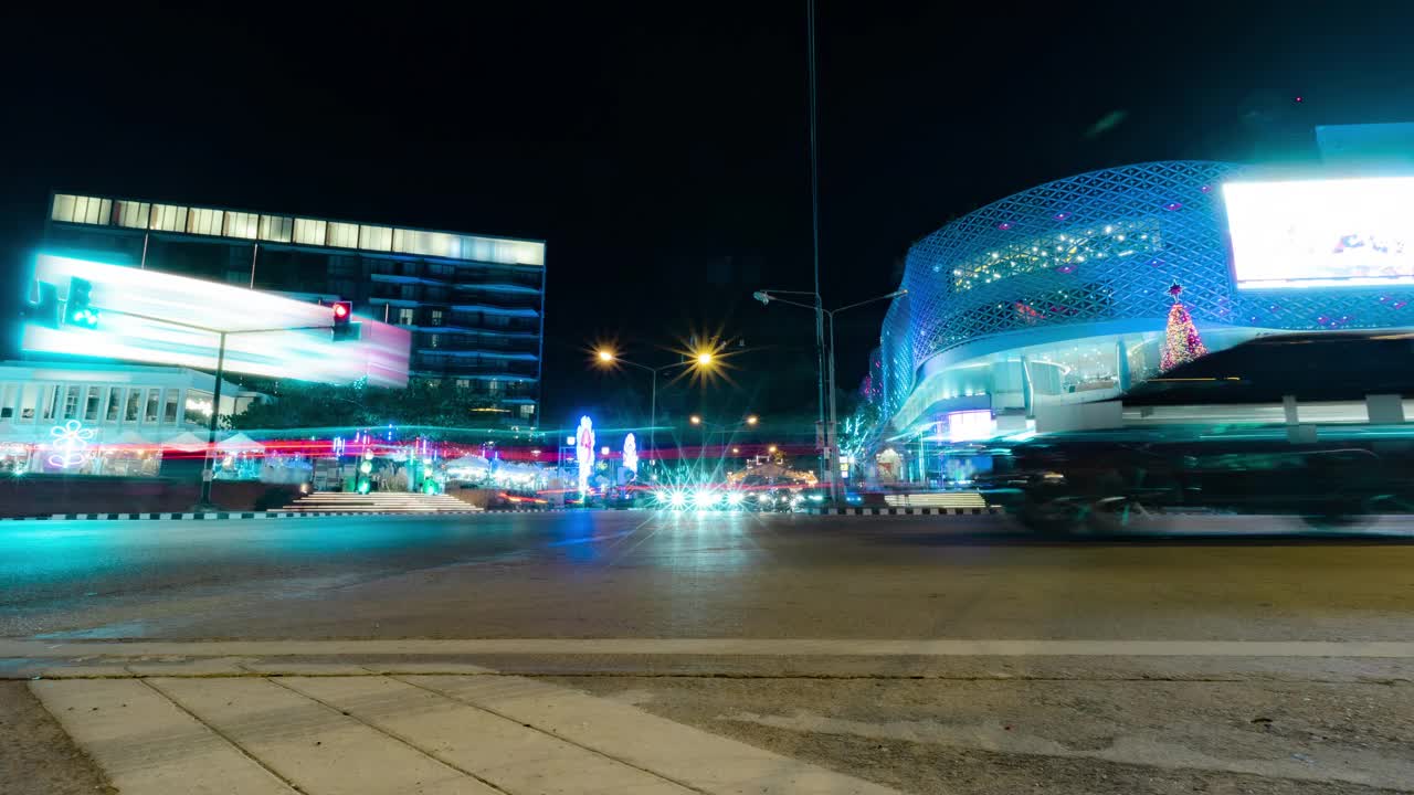 城市道路交叉口夜间曝光时间长摘要。视频素材