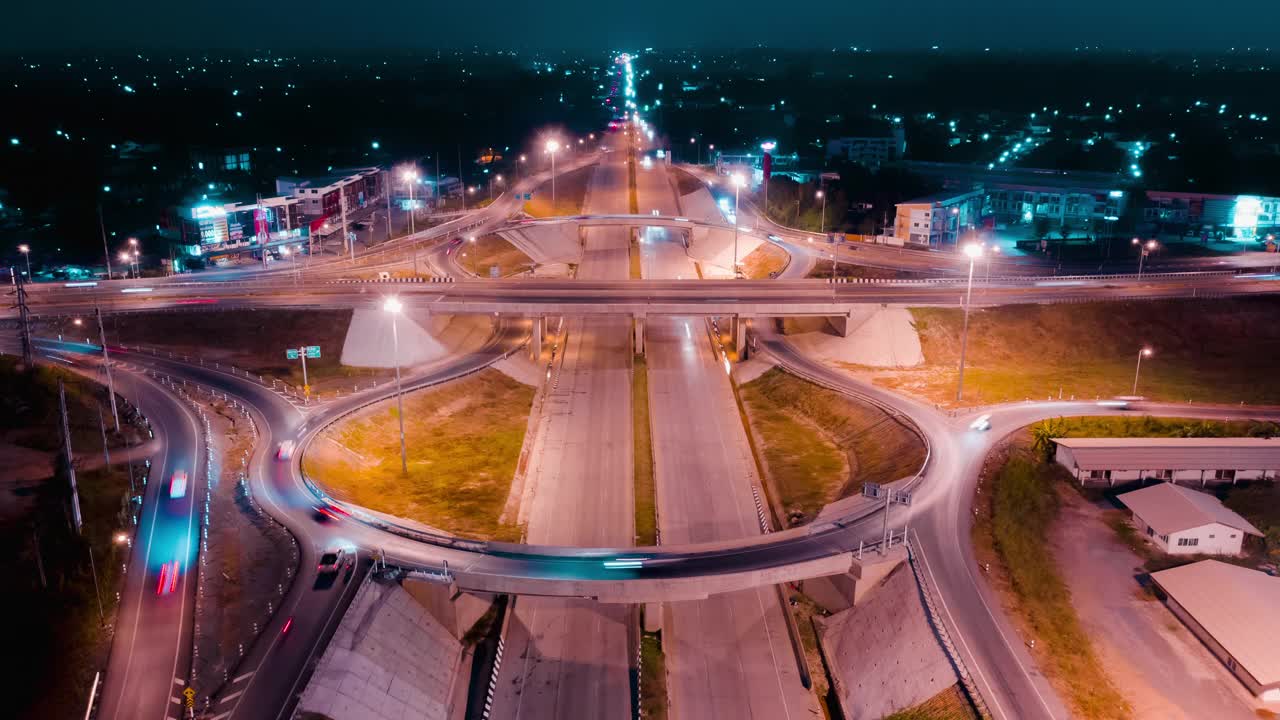 公路路口鸟瞰图和时间间隔摘要。在泰国清迈的十字路口，夜路环线。视频素材