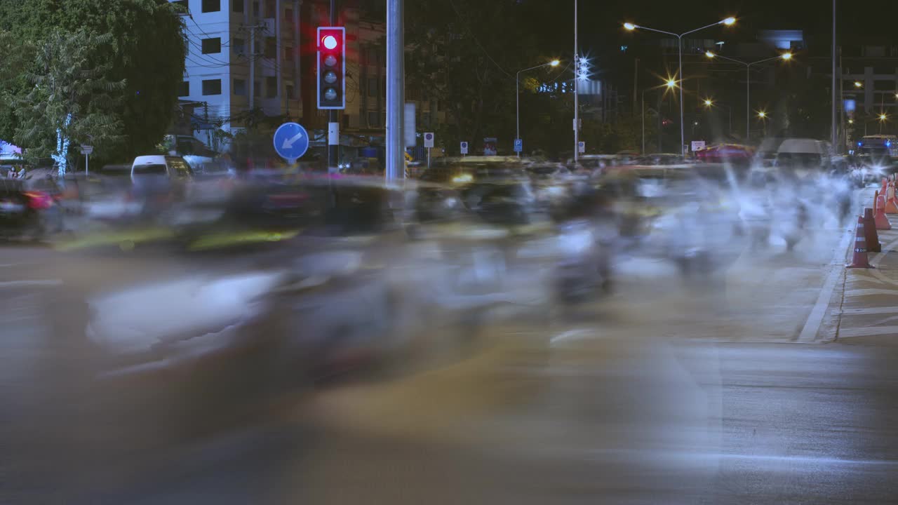 城市交通十字路口夜间高峰时段车辆行驶的循环视频延时摘要。视频素材