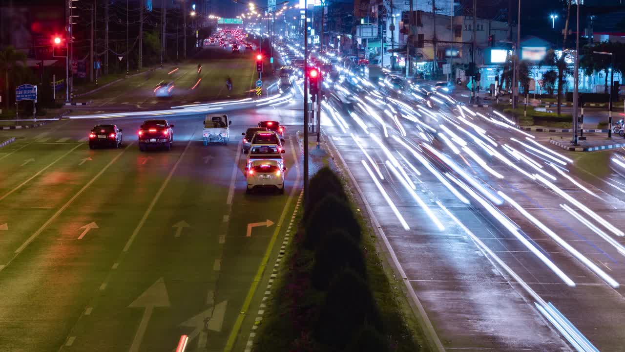 城市道路交叉口夜间曝光时间长摘要。视频素材