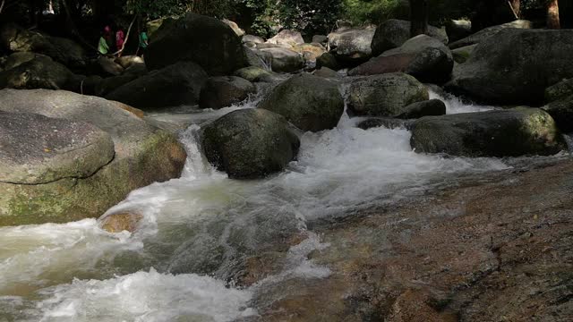 在泰国苏梅岛，瀑布蒸汽流过岩石，Hinlad瀑布视频素材