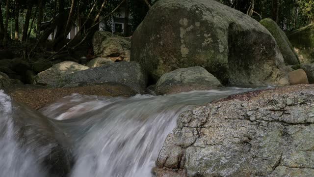 在泰国苏梅岛，瀑布蒸汽流过岩石，Hinlad瀑布视频素材