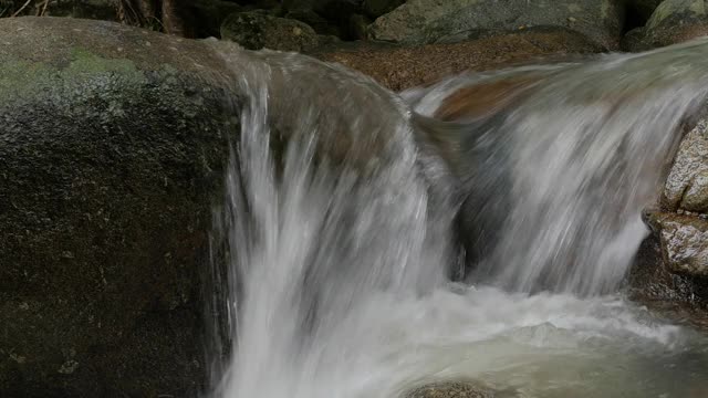 在泰国苏梅岛，瀑布蒸汽流过岩石，Hinlad瀑布视频素材