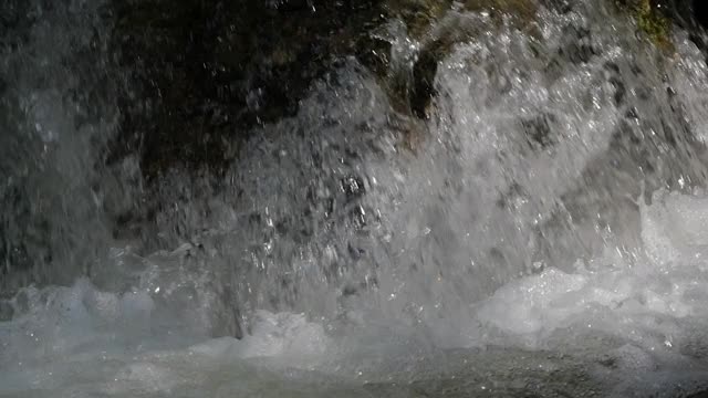 在泰国苏梅岛，瀑布蒸汽流过岩石，Hinlad瀑布视频素材