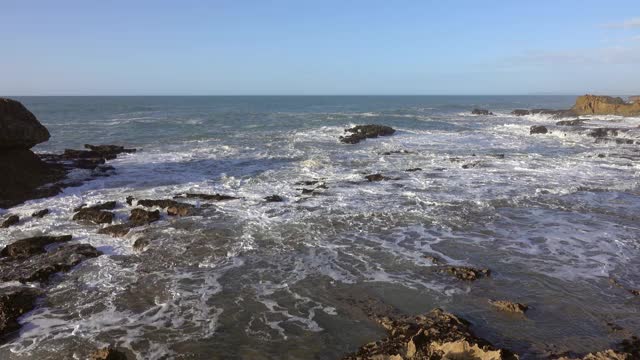 海浪溅起的水花和飞翔的海鸥视频素材