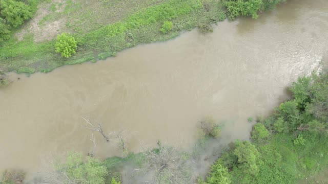 春季降雨后河流从河床转移4K无人机拍摄的画面视频素材