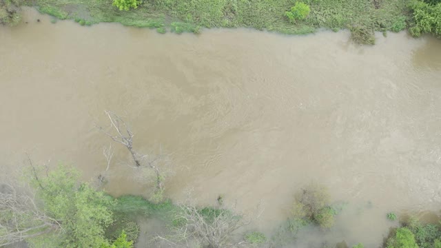 被洪水淹没的沿海窄河地区4K航拍画面视频素材