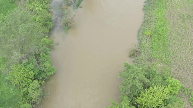 从4K以上的航拍视频中，河水溢出地面视频素材