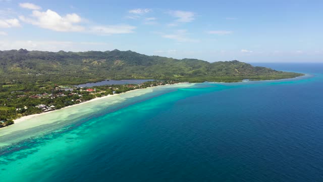 有海滩和蓝色大海的海岸。安达保和、菲律宾视频素材