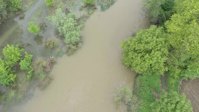 被洪水淹没的沿海窄河地区4K航拍画面视频素材