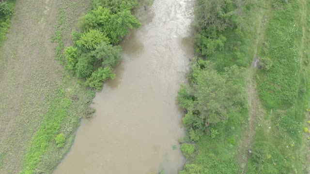 在洪水泛滥的沿海地区上空拍摄了4K航拍视频视频素材