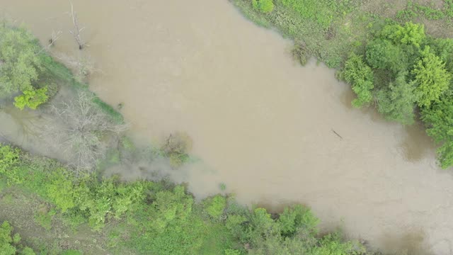 暴雨后河水过剩4K航拍画面视频素材