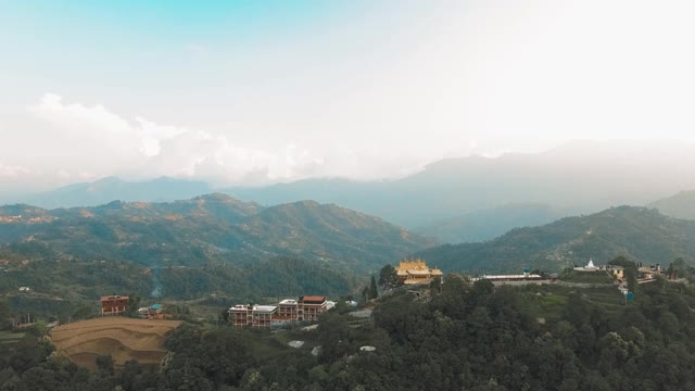 从空中俯瞰尼泊尔喜马拉雅山上的一座古老的佛教寺院视频素材