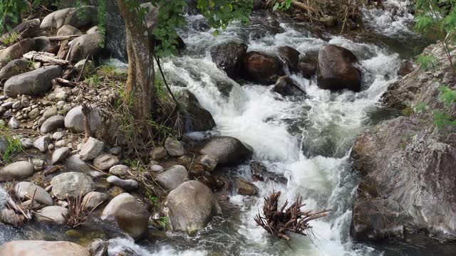 水正从石头中流过。视频素材