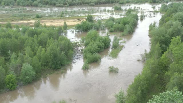 宽河4K航拍下下游降雨视频素材