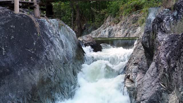 小瀑布和岩石峭壁视频素材