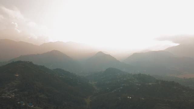 从空中俯瞰尼泊尔喜马拉雅山上的一座古老的佛教寺院视频素材