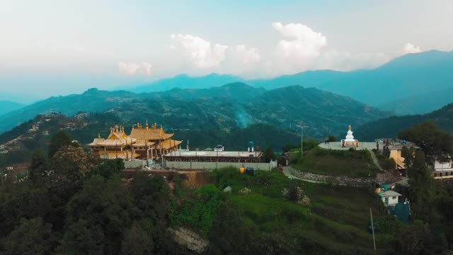 从空中俯瞰尼泊尔喜马拉雅山上的一座古老的佛教寺院视频素材