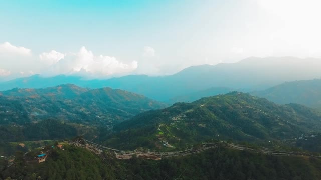 从空中俯瞰尼泊尔喜马拉雅山上的一座古老的佛教寺院视频素材