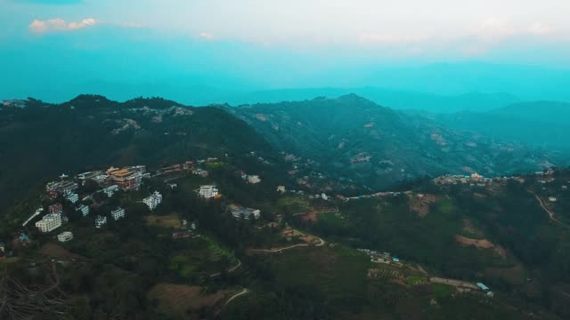 从空中俯瞰尼泊尔喜马拉雅山上的一座古老的佛教寺院视频素材