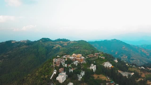 从空中俯瞰尼泊尔喜马拉雅山上的一座古老的佛教寺院视频素材