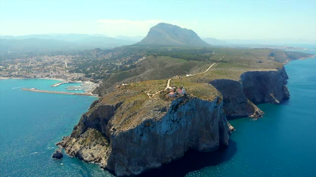 鸟瞰图爪哇岩石海岸和海景。科斯塔布兰卡,西班牙视频素材