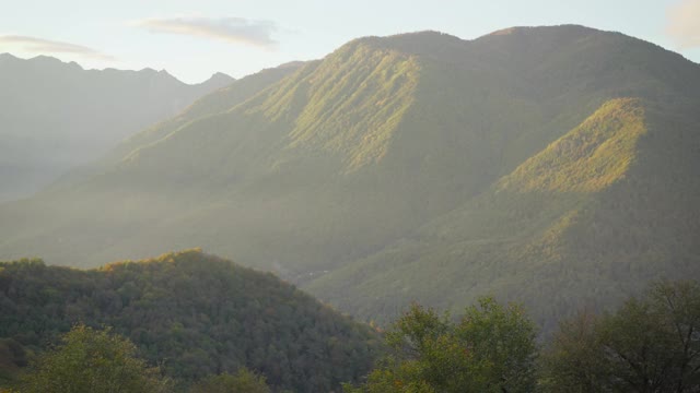 山上有绿水和绿树的湖泊。倒影在水中。美丽的春天风景有山，森林和湖泊。鸟瞰图。无人机在美丽的山林湖泊上空拍摄视频素材