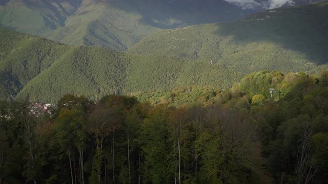 山上有绿水和绿树的湖泊。倒影在水中。美丽的春天风景有山，森林和湖泊。鸟瞰图。无人机在美丽的山林湖泊上空拍摄视频素材