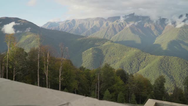 山上有绿水和绿树的湖泊。倒影在水中。美丽的春天风景有山，森林和湖泊。鸟瞰图。无人机在美丽的山林湖泊上空拍摄视频素材