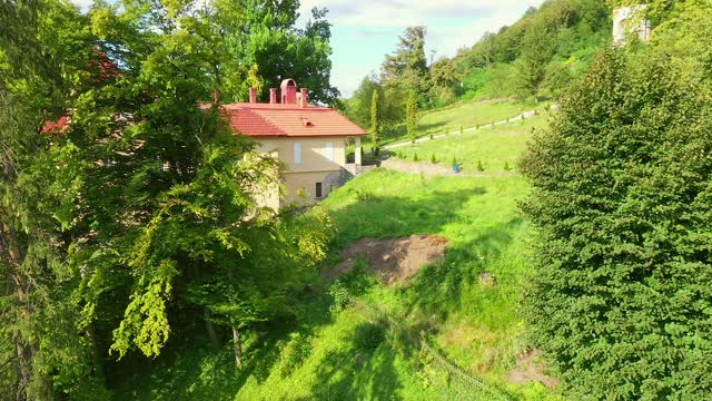 Ciucea, cluj -07.17.2020-屋大维俯瞰，位于Ciucea, Huedin附近。历史建筑，有漂亮的建筑，大陵墓和绿色的夏季景色。4 k镜头上面视频素材