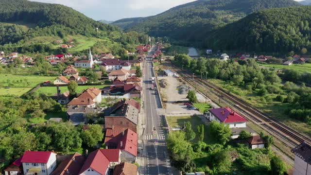 Ciucea, cluj -07.17.2020-屋大维俯瞰，位于Ciucea, Huedin附近。历史建筑，有漂亮的建筑，大陵墓和绿色的夏季景色。4 k镜头上面视频下载