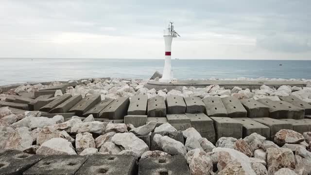 港湾口的石头防波堤上的灯塔视频素材