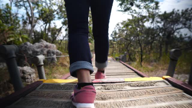 在一个亚洲女性的腹部脚下，在森林和山脉中旅行视频素材