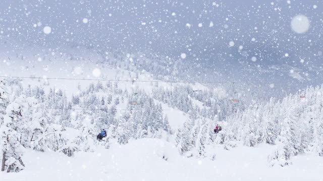 动画景观有冬季景色和滑雪椅升降，杉树林中覆盖着积雪。圣诞冬季庆祝概念数码生成图像视频素材