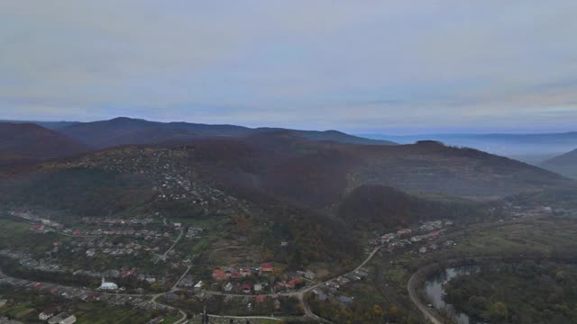 高空鸟瞰图俯瞰郊区村庄附近的山区，高空鸟瞰图俯瞰卡帕提的乡村视频素材