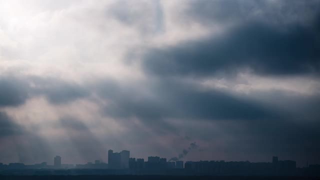 太阳光线在阴天的城市风景4K超高清时间流逝视频素材