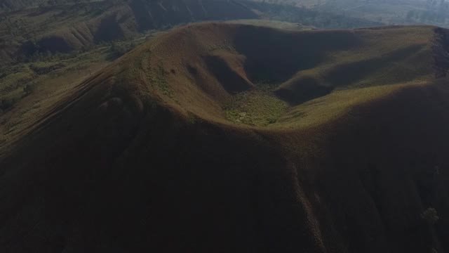 美丽的草原围绕卡瓦武隆山视频素材