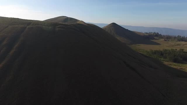 美丽的草原围绕卡瓦武隆山视频素材