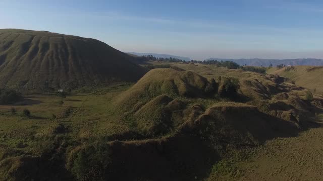 美丽的草原围绕卡瓦武隆山视频素材