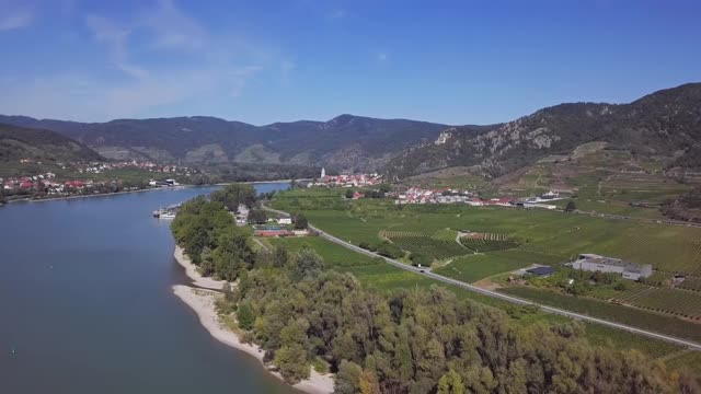 邓恩斯坦镇和葡萄园的航拍全景。Wachau山谷，奥地利，速度从24帧提高了2.5倍。视频素材