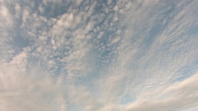 一架客机在空中飞行。天空时光流逝，飞机飞过。美丽的普遍Cloudscape背景。视频素材